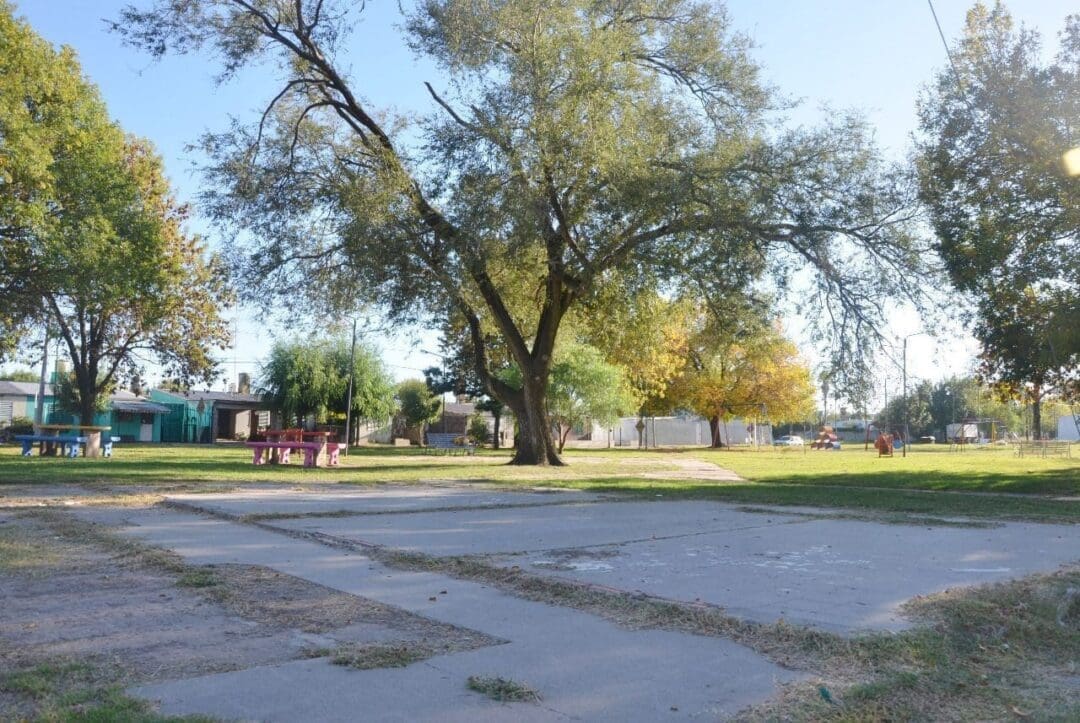 Villa Cañás: El municipio mejora el espacio público de plazas en dos barrios