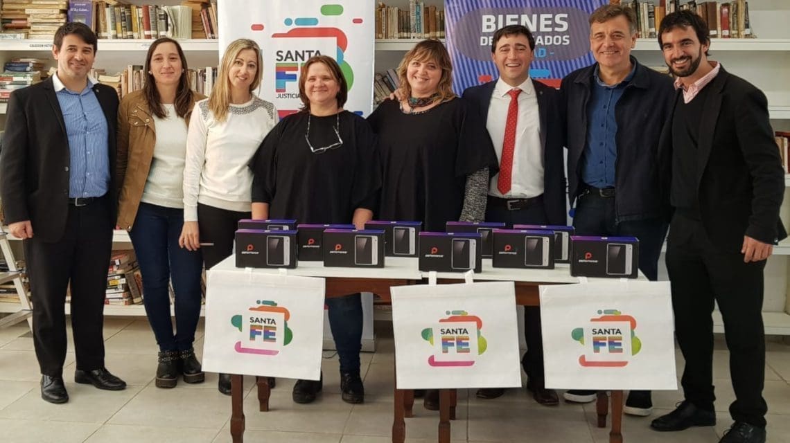 Firmat: La provincia entregó elementos adquiridos con la venta de bienes decomisados