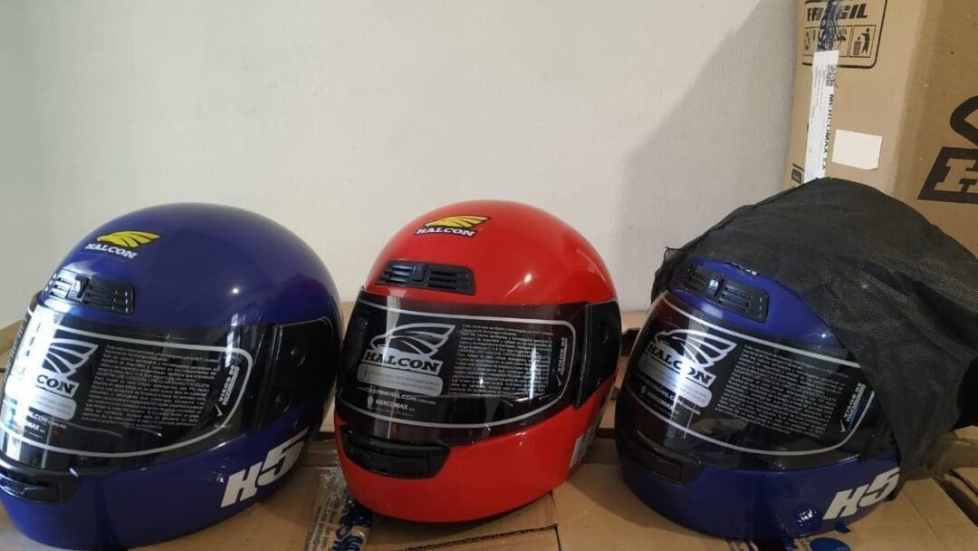 Venado Tuerto: Entrega de cascos a jóvenes de 18 a 20 años