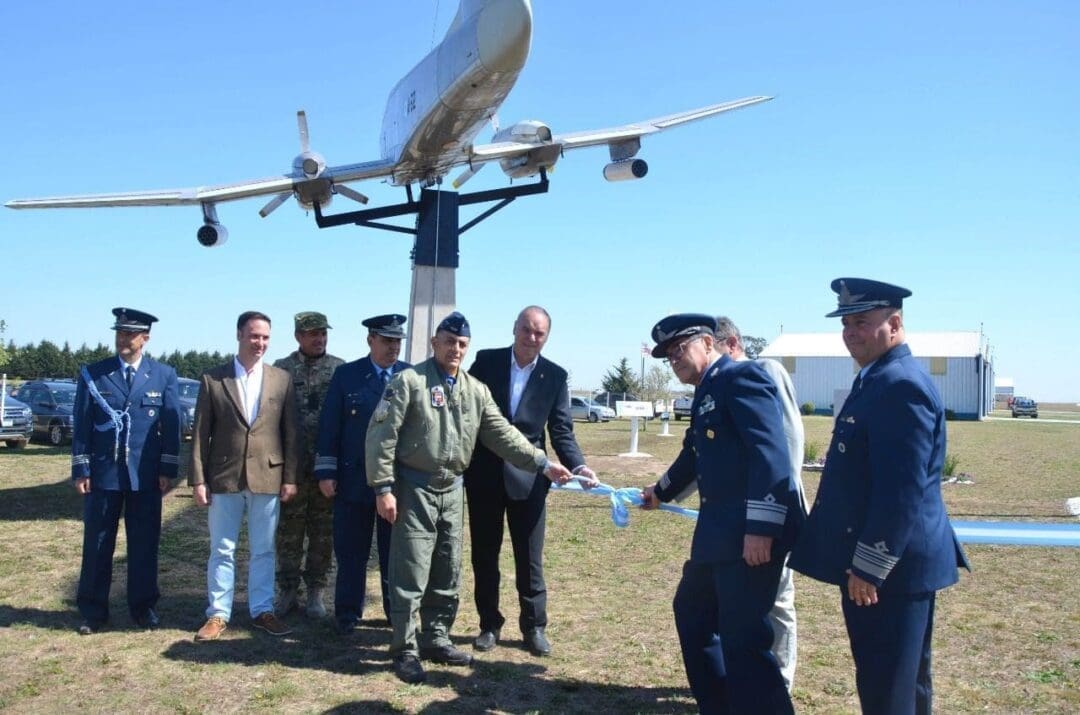 Villa Cañás: Emotiva inauguración de un monumento a los héroes de Malvinas en el aeroclub