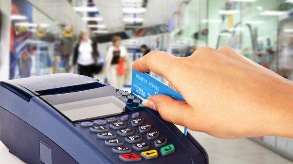 Los jubilados que cobran la mínima tendrán reintegros en las compras con tarjeta de débito