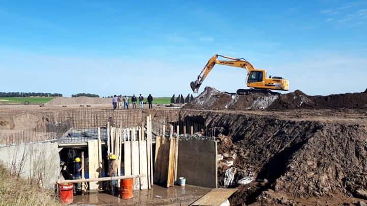 La Picasa: El senador Enrico recorrió obras que se realizan en el canal alternativa norte