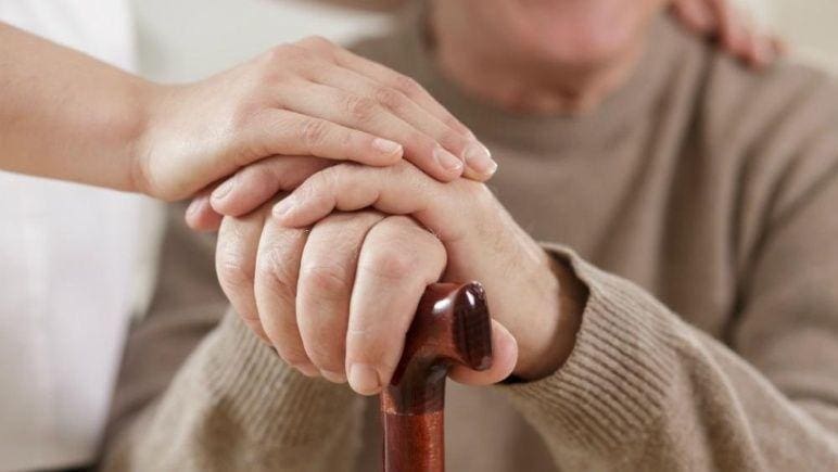 Bellatti impulsa capacitación para cuidadores de adultos mayores
