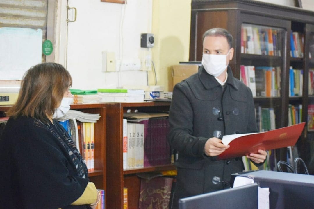 Elortondo: Lisandro Enrico colabora con el crecimiento de la Biblioteca Popular Sarmiento