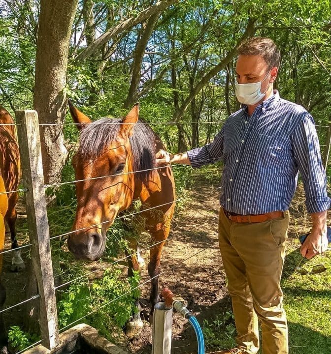 María Teresa: Enrico continúa acompañando a la Asociación "Caballos del Viento"