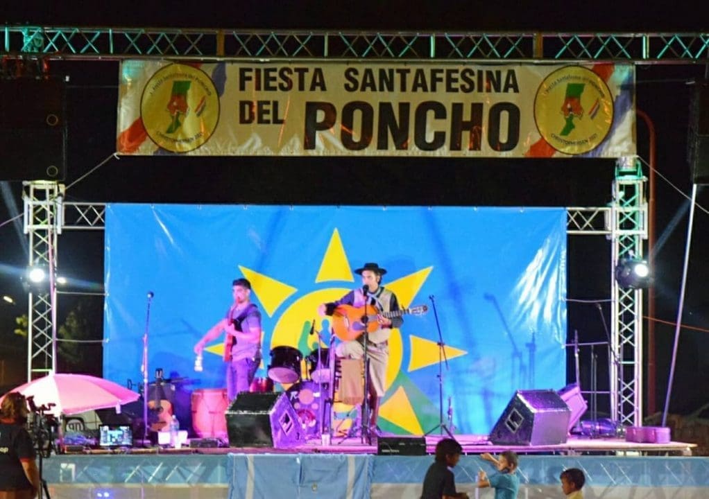 Christophersen: El senador Enrico acompañó a los vecinos durante la primera Fiesta Provincial del Poncho