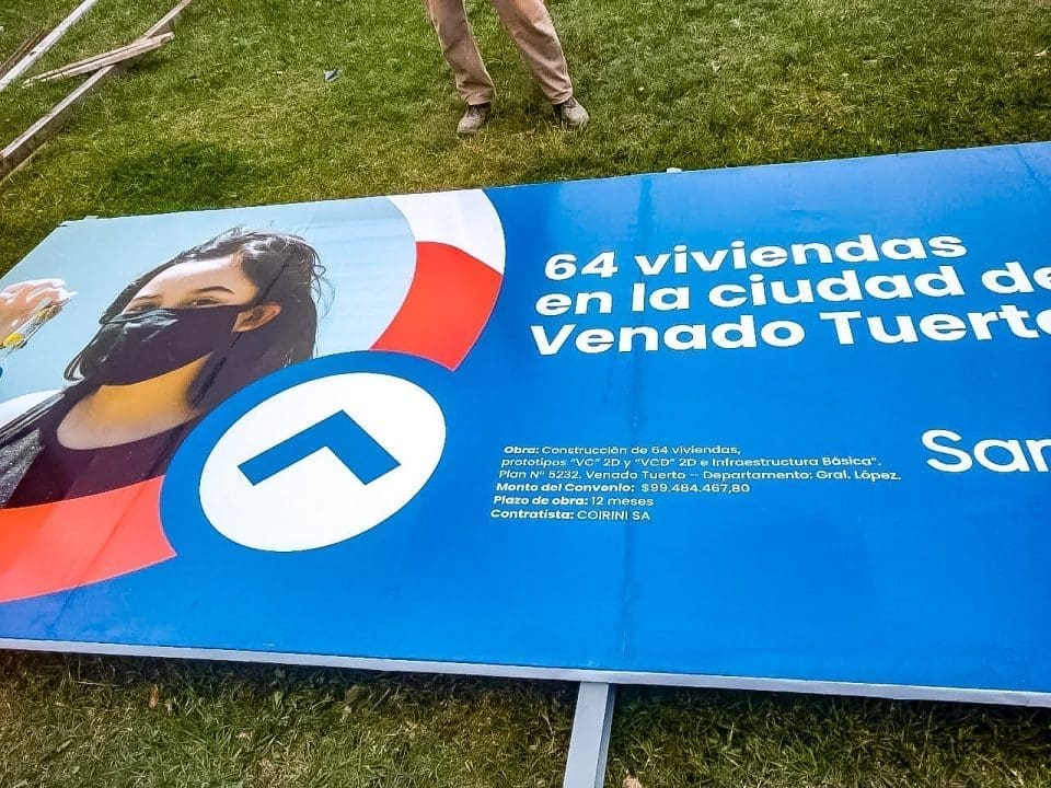 Senador Enrico: "Hoy se inició la construcción de 64 nuevas viviendas en Venado Tuerto"