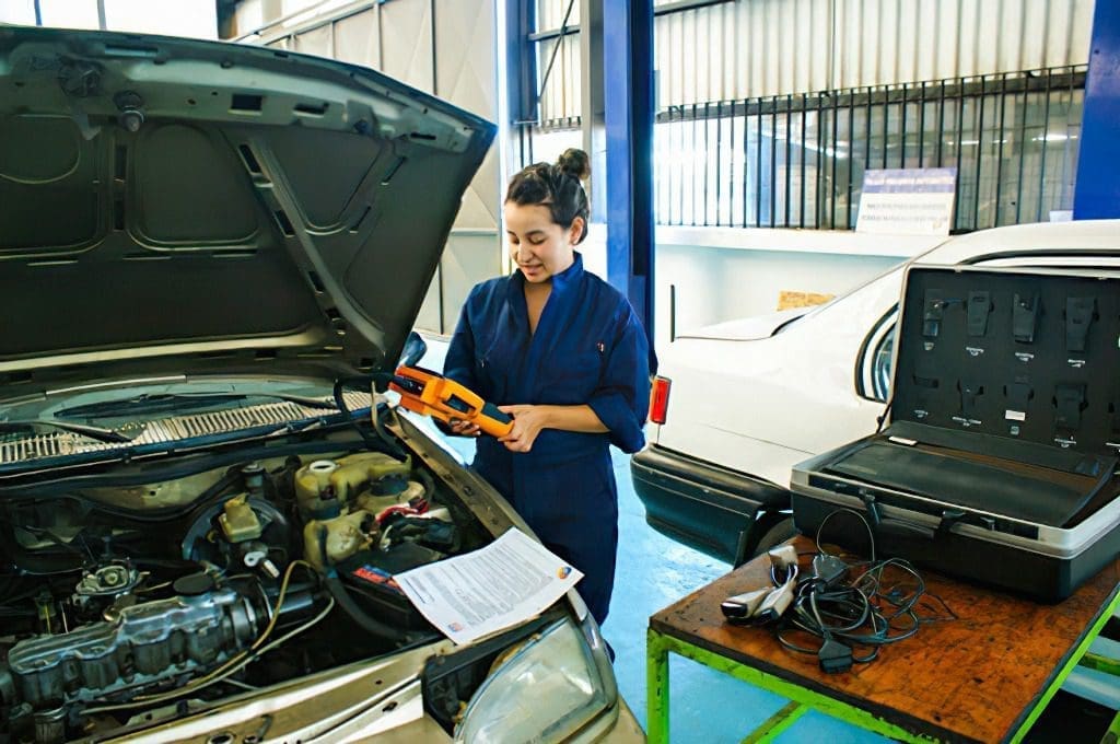 El senador Enrico y la Cámara de Talleres organizan cursos gratuitos de electricidad del automóvil en la región El senador Enrico y la Cámara de Talleres organizan cursos gratuitos de electricidad del automóvil en la región
