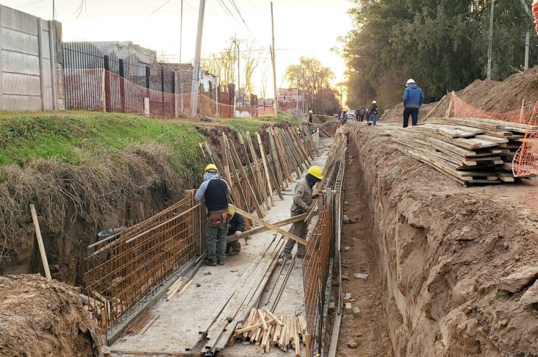 Venado Tuerto: El intendente y funcionarios provinciales recorrieron obra hídrica que se construye en Barrio Ciudad Nueva