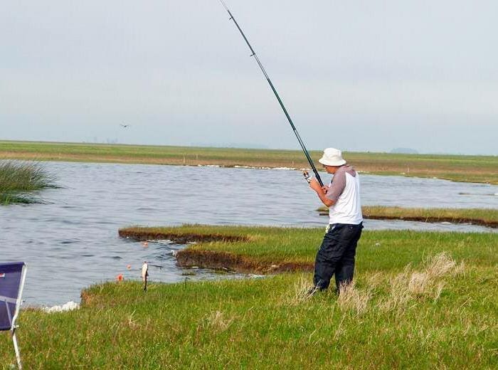 Enrico refuerza su apoyo a la actividad pesquera y solicita que se otorguen las licencias de guías de pesca