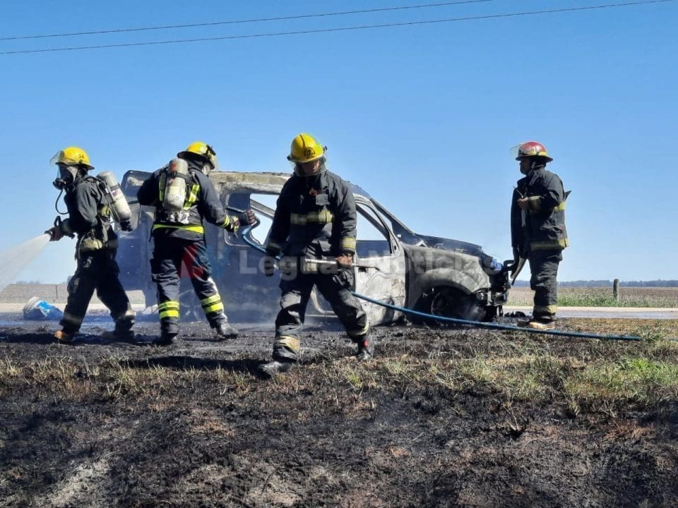 Villa Cañás: Incendio de un utilitario en Ruta 94