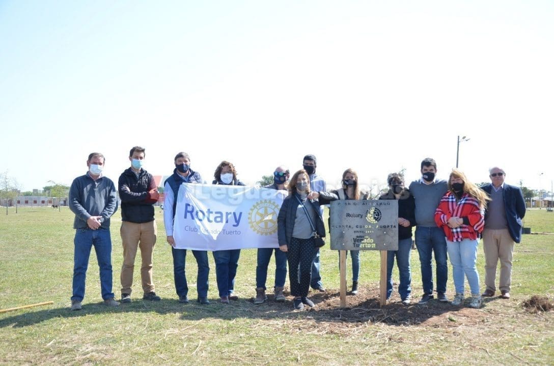Venado Tuerto: El gobierno municipal y el Rotary Club plantaron cien árboles en Plaza "Papa Francisco" Venado Tuerto: El gobierno municipal y el Rotary Club plantaron cien árboles en Plaza "Papa Francisco"