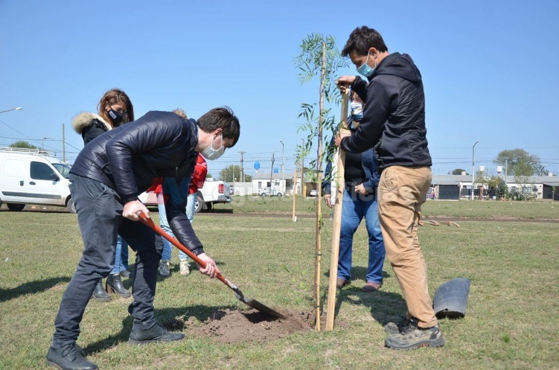 Venado Tuerto: El gobierno municipal y el Rotary Club plantaron cien árboles en Plaza "Papa Francisco" Venado Tuerto: El gobierno municipal y el Rotary Club plantaron cien árboles en Plaza "Papa Francisco"