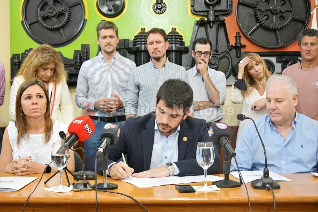 Venado Tuerto: Chiarella firmó el contrato de concesión entre el Municipio y la Cooperativa Eléctrica