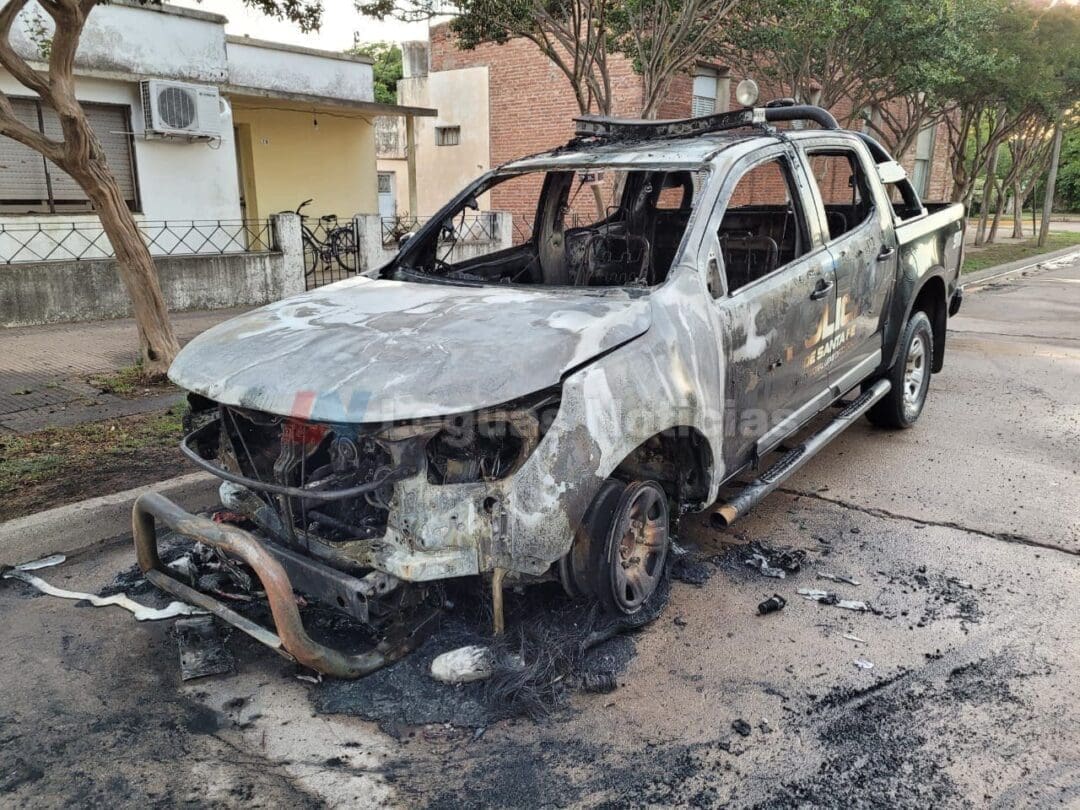 Sancti Spíritu: Incendiaron dos móviles policiales frente a la Comisaría Sancti Spíritu: Incendiaron dos móviles policiales frente a la Comisaría