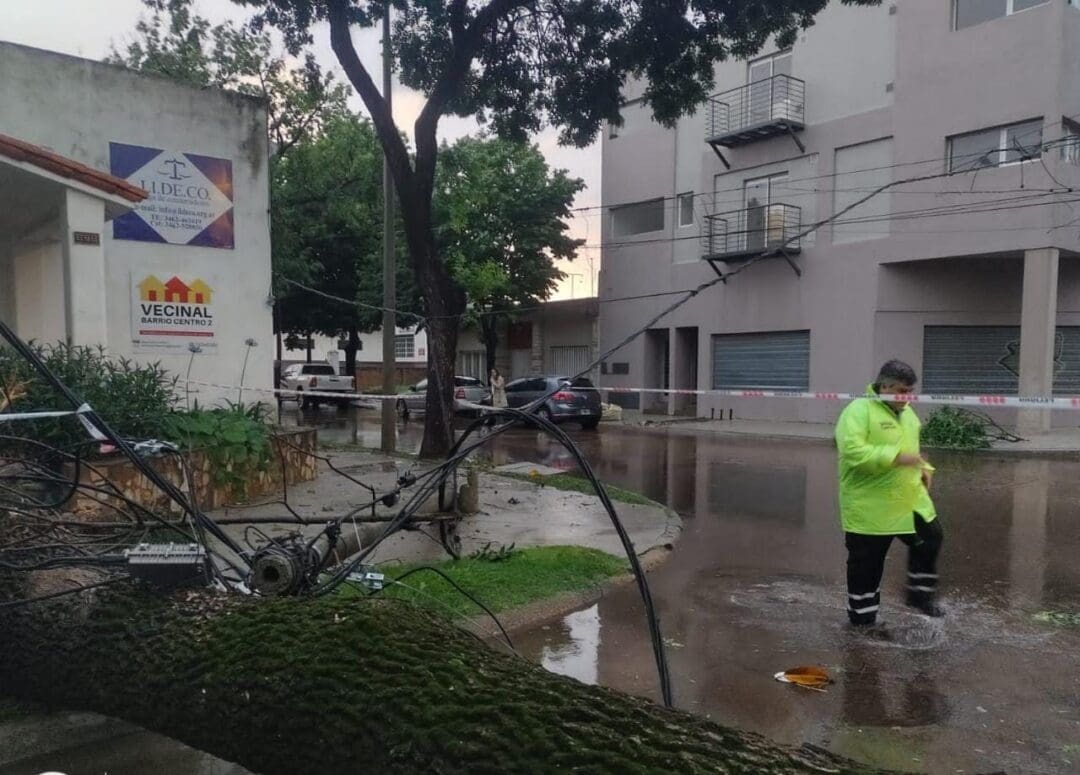 Venado Tuerto: Las cuadrillas del gobierno municipal sigue trabajando en los barrios tras la fuerte tormenta