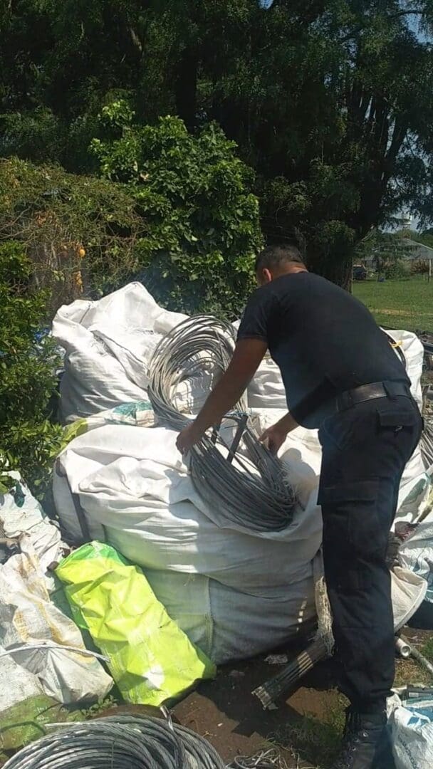Teodelina: Dos aprehendidos, se recuperaron 15 rollos de cable