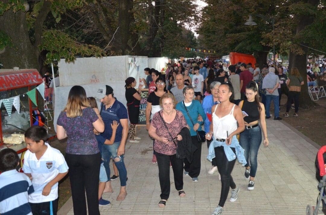 Villa Cañás: Exitosa Feria de Artesanos Villa Cañás: Exitosa Feria de Artesanos