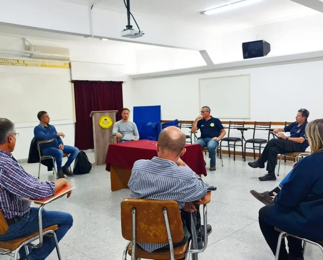 El senador Enrico continúa trabajando junto a los Bomberos Voluntarios del sur provincial El senador Enrico continúa trabajando junto a los Bomberos Voluntarios del sur provincial