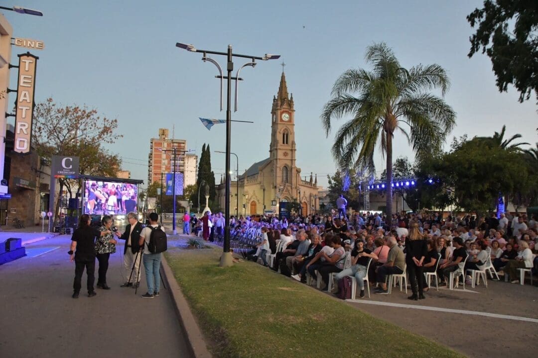 Venado Tuerto: Noche histórica en la ciudad, Chiarella encabezó la reapertura del Centro Cultural Municipal