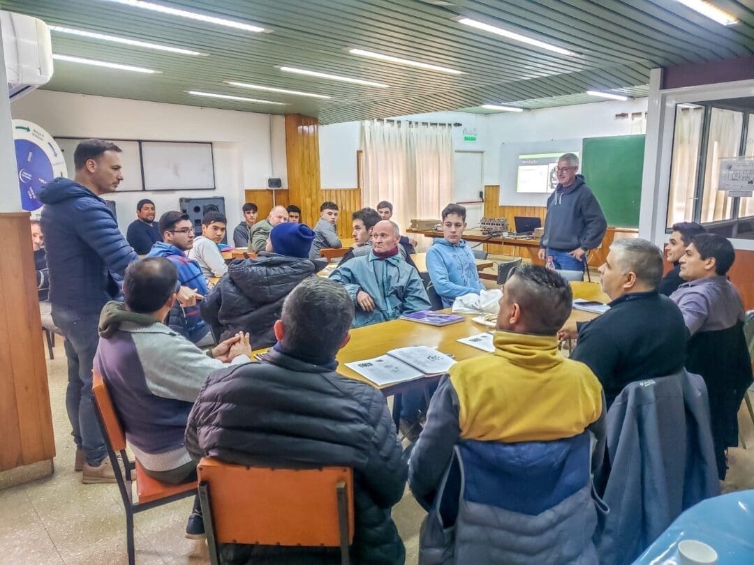 Comenzaron las clases prácticas del Curso de Mecánica de motores impulsado por el senador Enrico y FAATRA