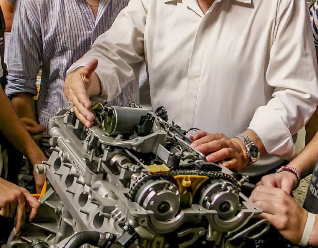 Comenzaron las clases prácticas del Curso de Mecánica de motores impulsado por el senador Enrico y FAATRA