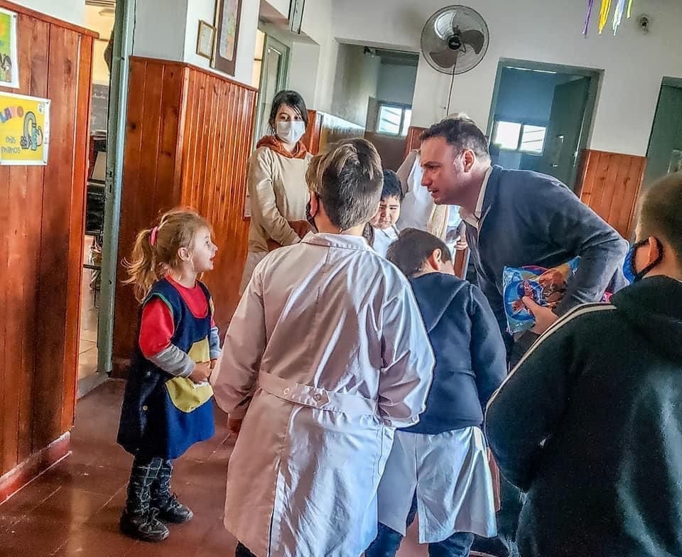 El senador Enrico visitó la "Argentina Chica", Escuela Rural en zona de Christophersen