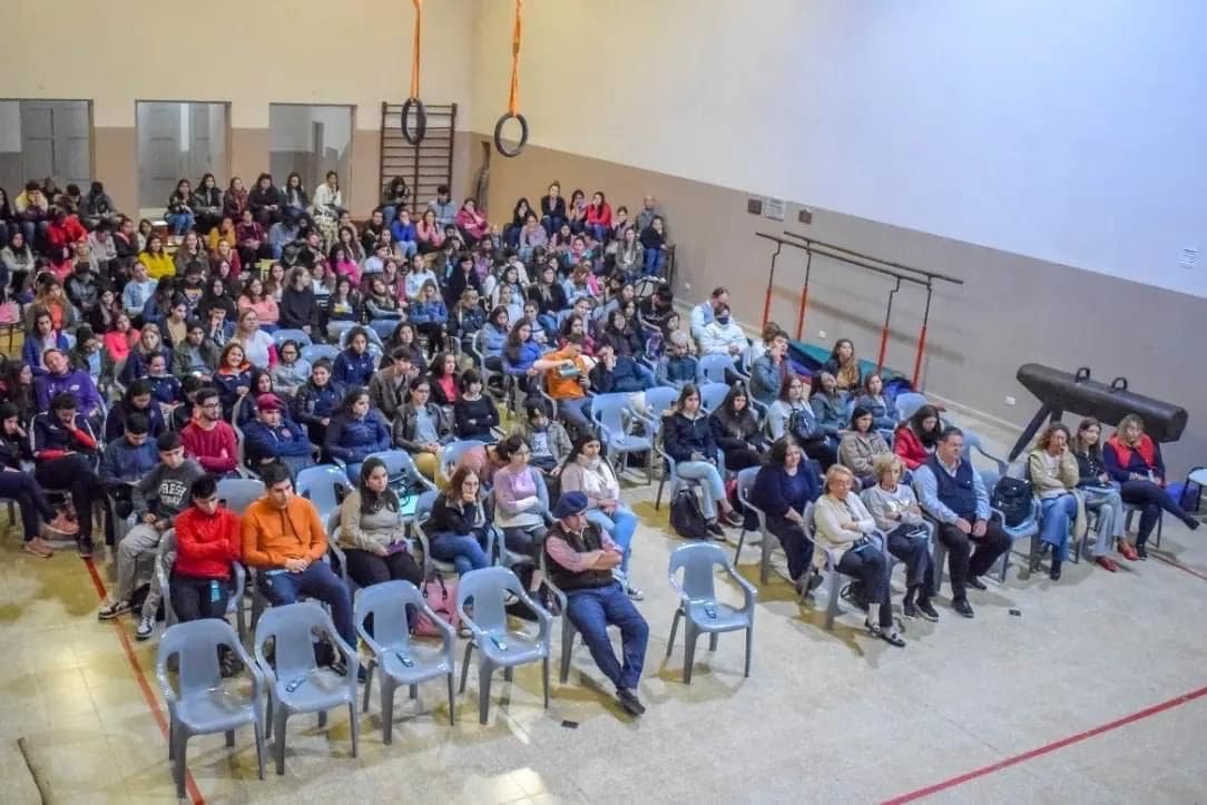 Venado Tuerto: El senador Enrico junto a Roberto Landaburu presentaron el libro "31" en el ICES