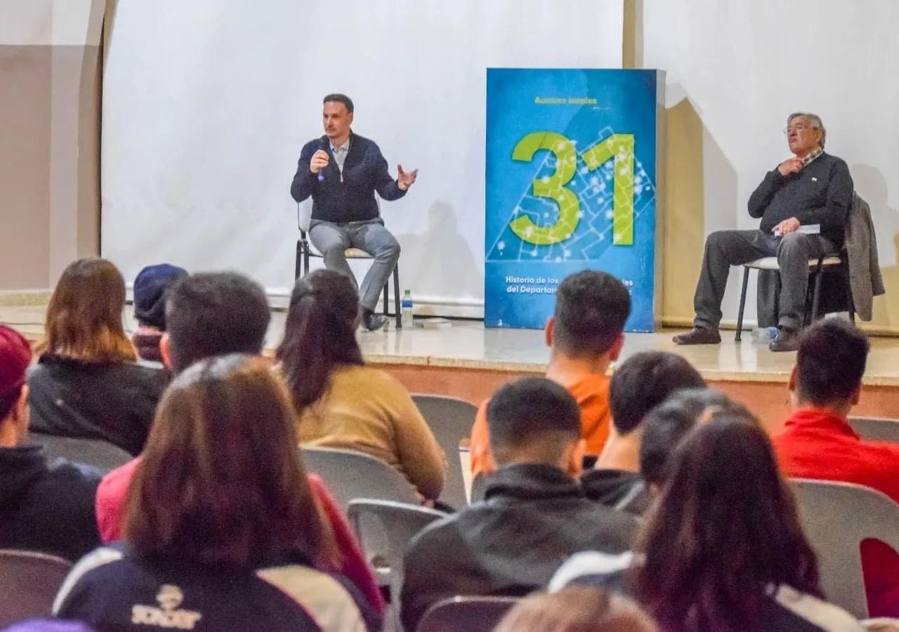 Venado Tuerto: El senador Enrico junto a Roberto Landaburu presentaron el libro "31" en el ICES