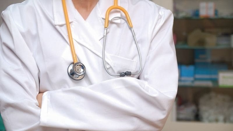 Enrico impulsa Ley para reconocer a médicos que toman a su cargo la dirección de hospitales sin retribución extra