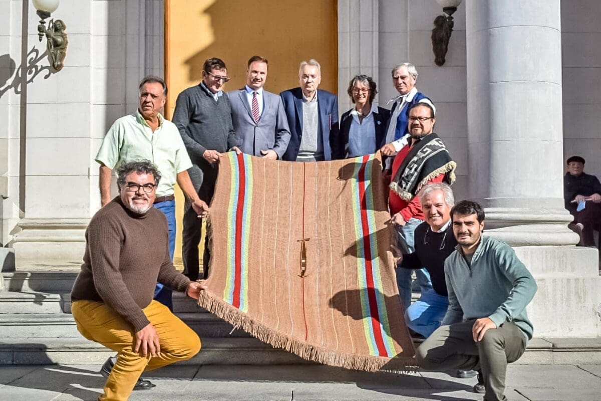 Christophersen se hizo oír en Santa Fe con el proyecto de un poncho santafesino