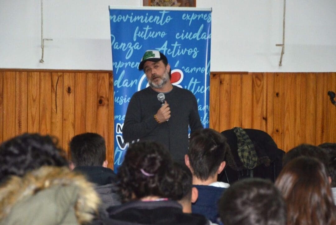 Villa Cañás: Más de 700 personas participaron de la charla que brindó Gastón Pauls sobre adicciones Villa Cañás: Más de 700 personas participaron de la charla que brindó Gastón Pauls sobre adicciones