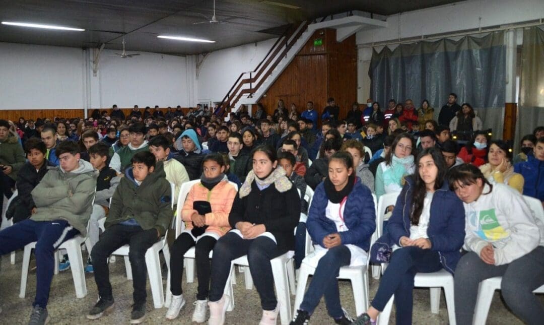 Villa Cañás: Más de 700 personas participaron de la charla que brindó Gastón Pauls sobre adicciones Villa Cañás: Más de 700 personas participaron de la charla que brindó Gastón Pauls sobre adicciones
