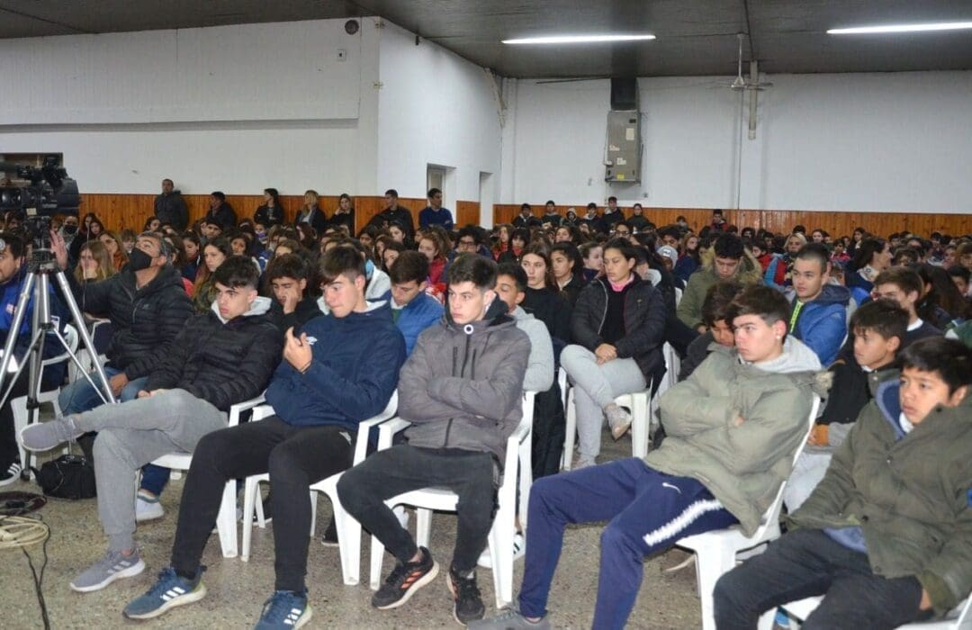 Villa Cañás: Más de 700 personas participaron de la charla que brindó Gastón Pauls sobre adicciones Villa Cañás: Más de 700 personas participaron de la charla que brindó Gastón Pauls sobre adicciones