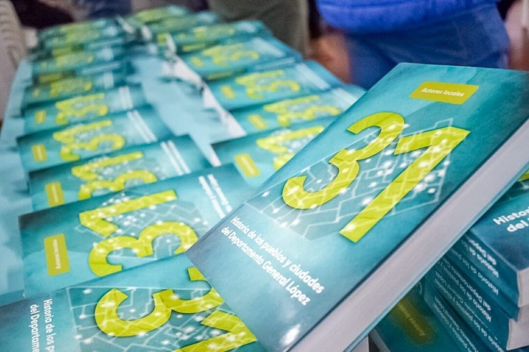 El senador Enrico junto a Carlos Bleynat presentaron el libro "31" en Firmat El senador Enrico junto a Carlos Bleynat presentaron el libro "31" en Firmat