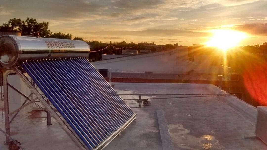 Plan Renovable: Perotti y Gonnet anunciaron créditos para la adquisición e instalación de calefones y paneles solares