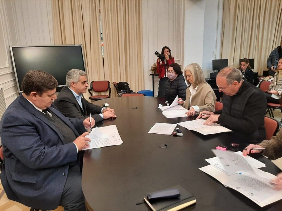 Villa Cañás: Firma de acta acuerdo con la UNR y la UNL