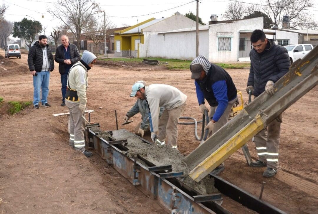 Villa Cañás: Cordón cuneta y colocación de piedras
