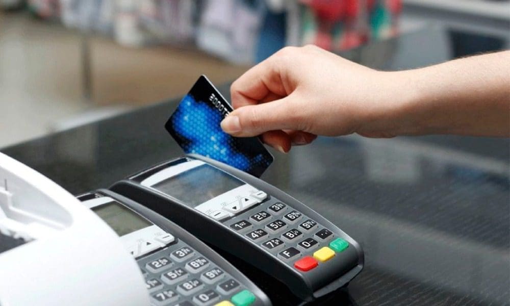 Advierten que no se puede cobrar recargo por compras con tarjetas de débito