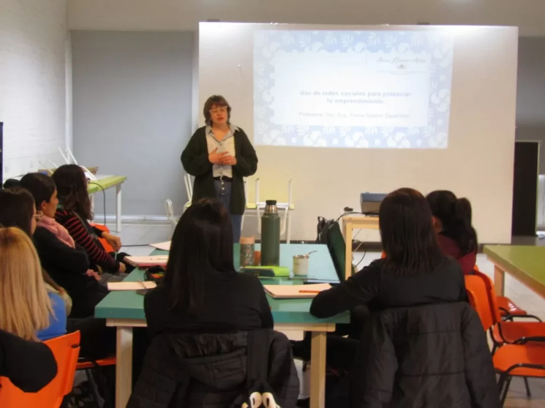 María Teresa: Comenzó el dictado del curso gratuito en Gestión de Redes Sociales