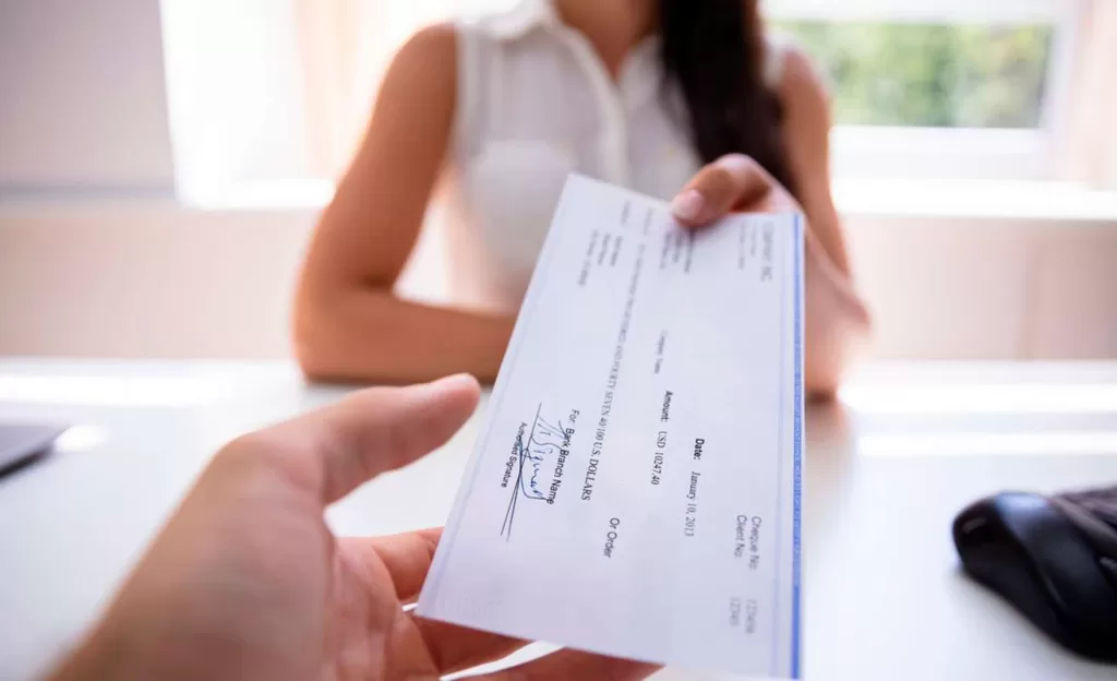 Rufino: Prisión preventiva de una mujer por usar cheques robados para comprar una moto a través de redes sociales