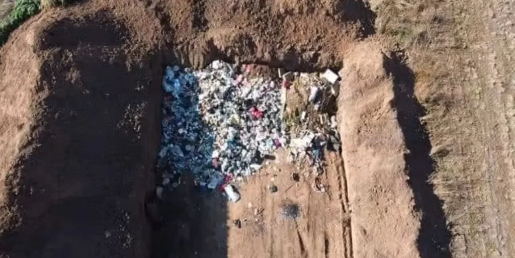 Macabro hallazgo en María Teresa: Encontraron un ataúd con restos humanos en el basural