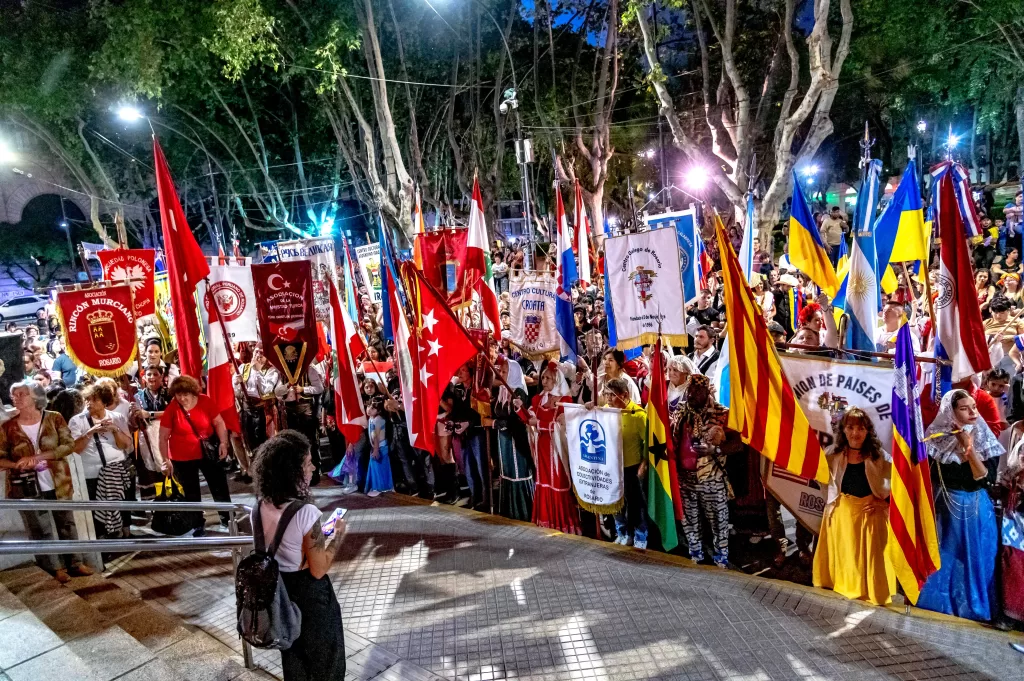 Colectividades poblaron la peatonal Córdoba de ritmo y color con su tradicional desfile Colectividades poblaron la peatonal Córdoba de ritmo y color con su tradicional desfile