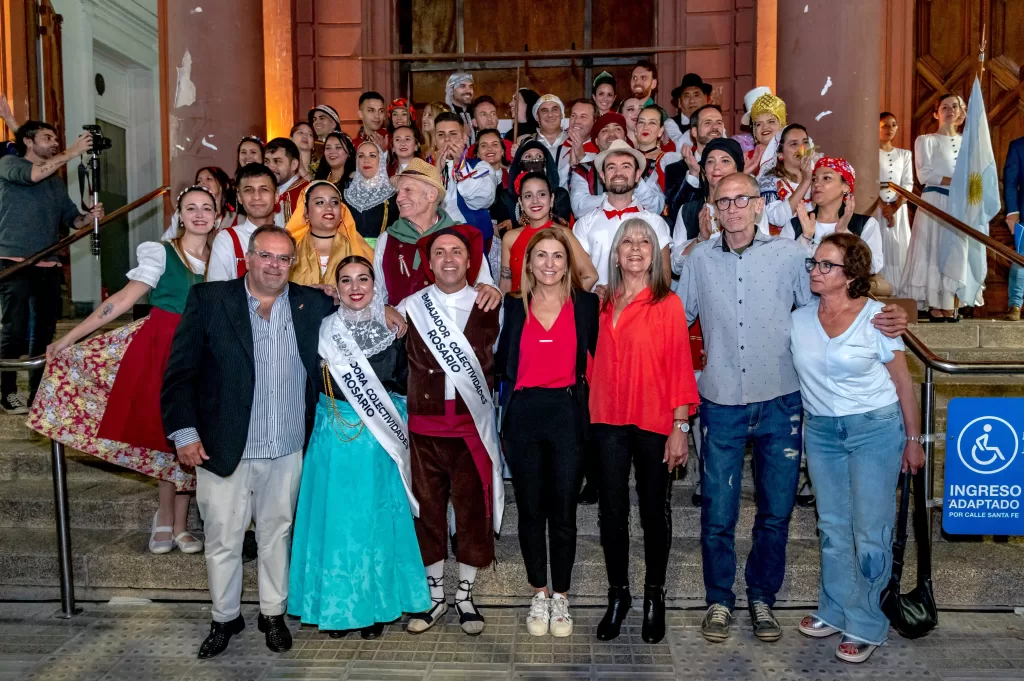 Colectividades poblaron la peatonal Córdoba de ritmo y color con su tradicional desfile Colectividades poblaron la peatonal Córdoba de ritmo y color con su tradicional desfile