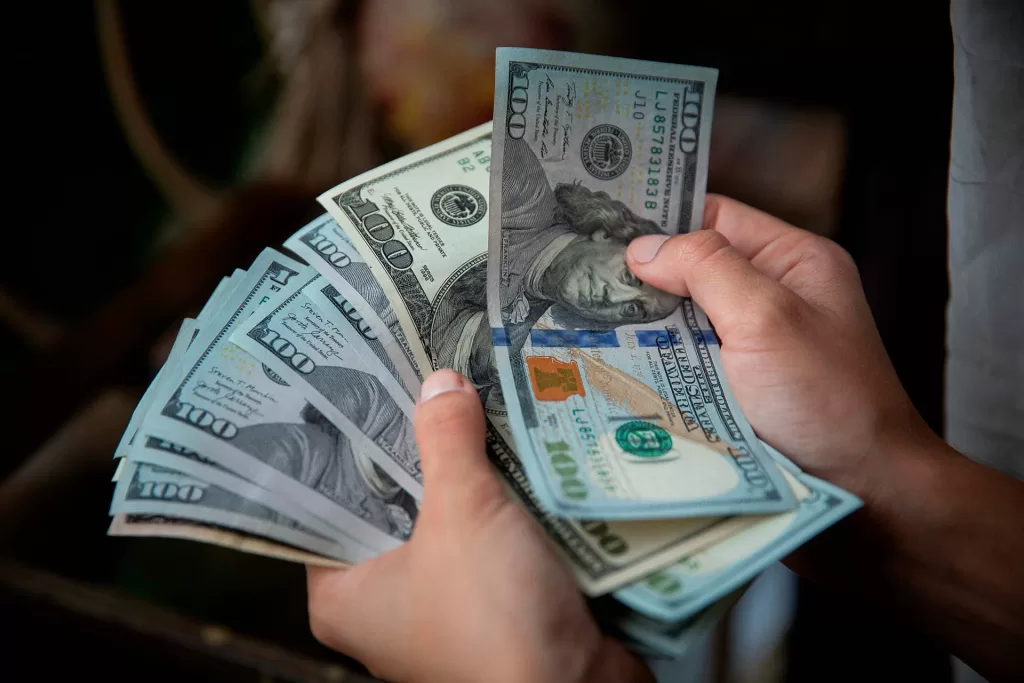 Cambios en el dólar: Unifican los dólares solidario, tarjeta y turista a $731
