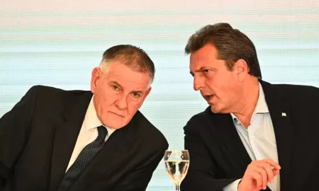El Gobierno aumentó los impuestos al dólar tarjeta y al solidario: se acercan a los $1000