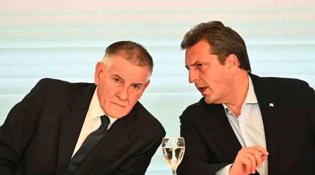 El Gobierno aumentó los impuestos al dólar tarjeta y al solidario: se acercan a los $1000