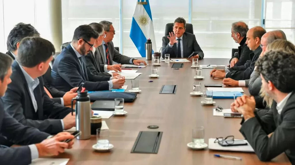El Gobierno aumentó los impuestos al dólar tarjeta y al solidario: se acercan a los $1000 El Gobierno aumentó los impuestos al dólar tarjeta y al solidario: se acercan a los $1000