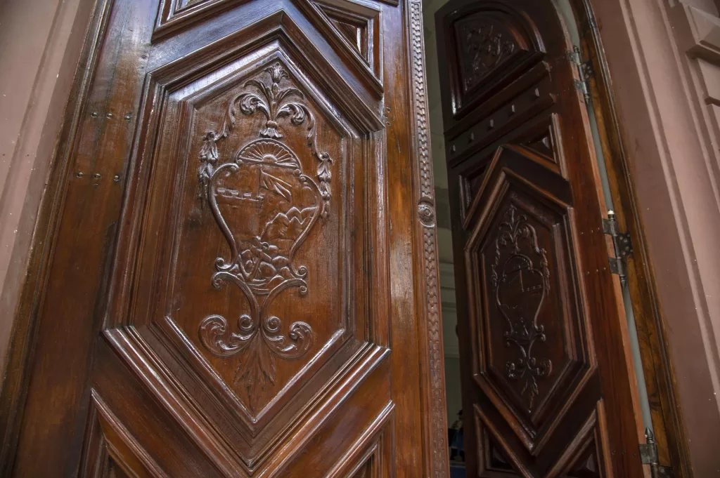 La histórica puerta principal regresó al Palacio de los Leones La histórica puerta principal regresó al Palacio de los Leones