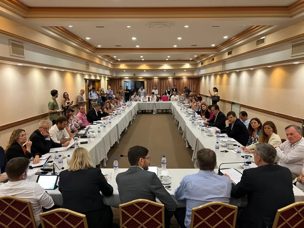 Pullaro lideró reuniones de trabajo para informar la situación financiera provincial que recibirá su gestión Pullaro lideró reuniones de trabajo para informar la situación financiera provincial que recibirá su gestión